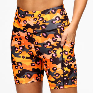Orangefarbene Laufshorts mit Leoparden-Camouflage